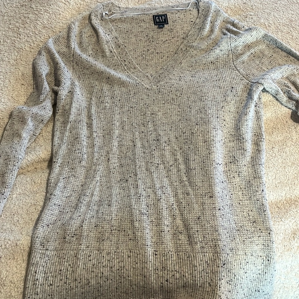 Never worn tags off gap sweater size L